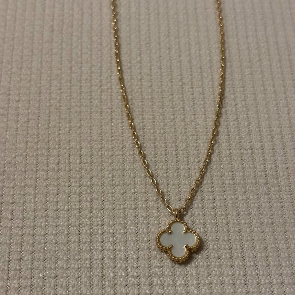 Mother of Pearl Clover Necklace NWOT - Picture 1 of 2